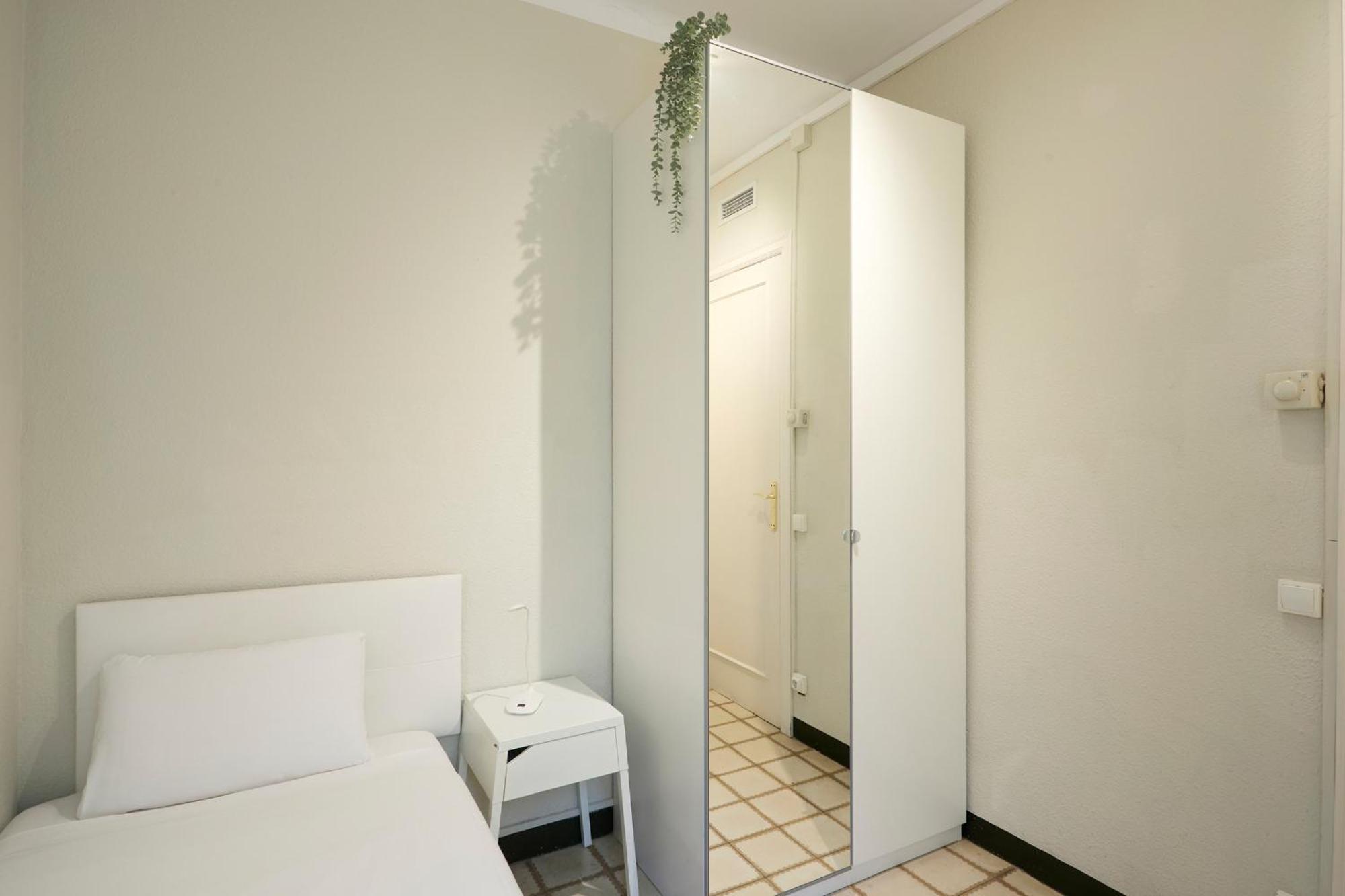 63Par1016- Sunny Apartment In Paralel Барселона Экстерьер фото