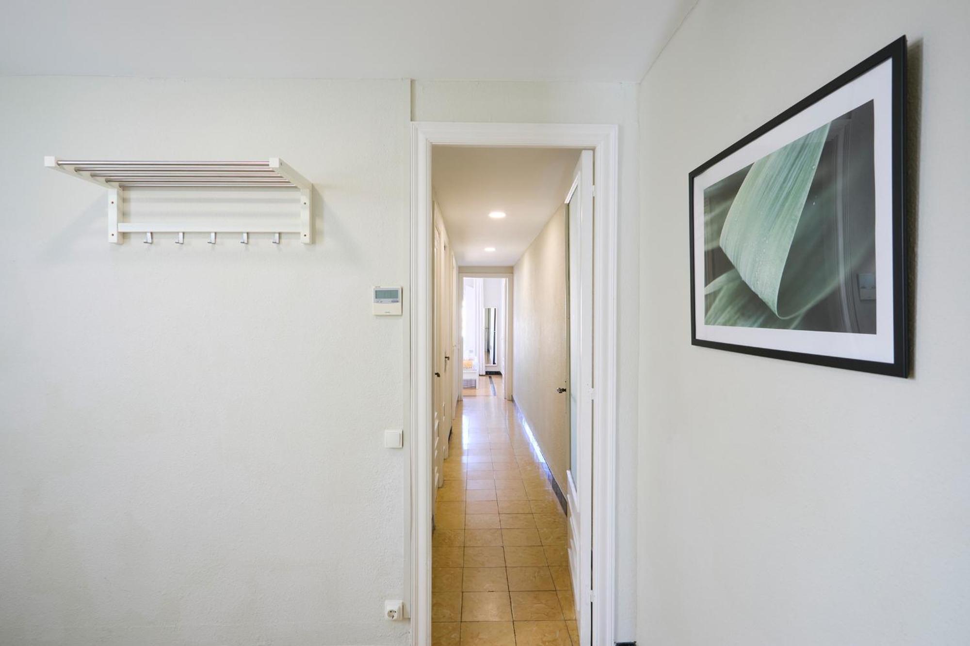 63Par1016- Sunny Apartment In Paralel Барселона Экстерьер фото