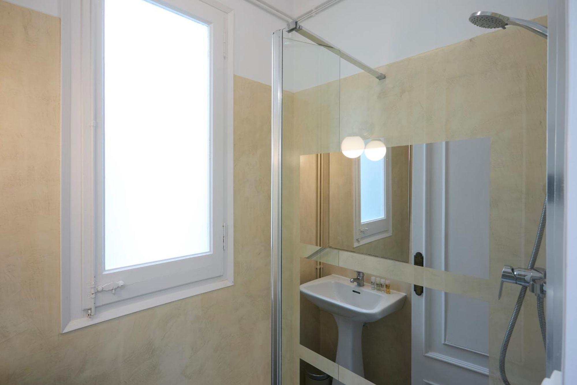 63Par1016- Sunny Apartment In Paralel Барселона Экстерьер фото